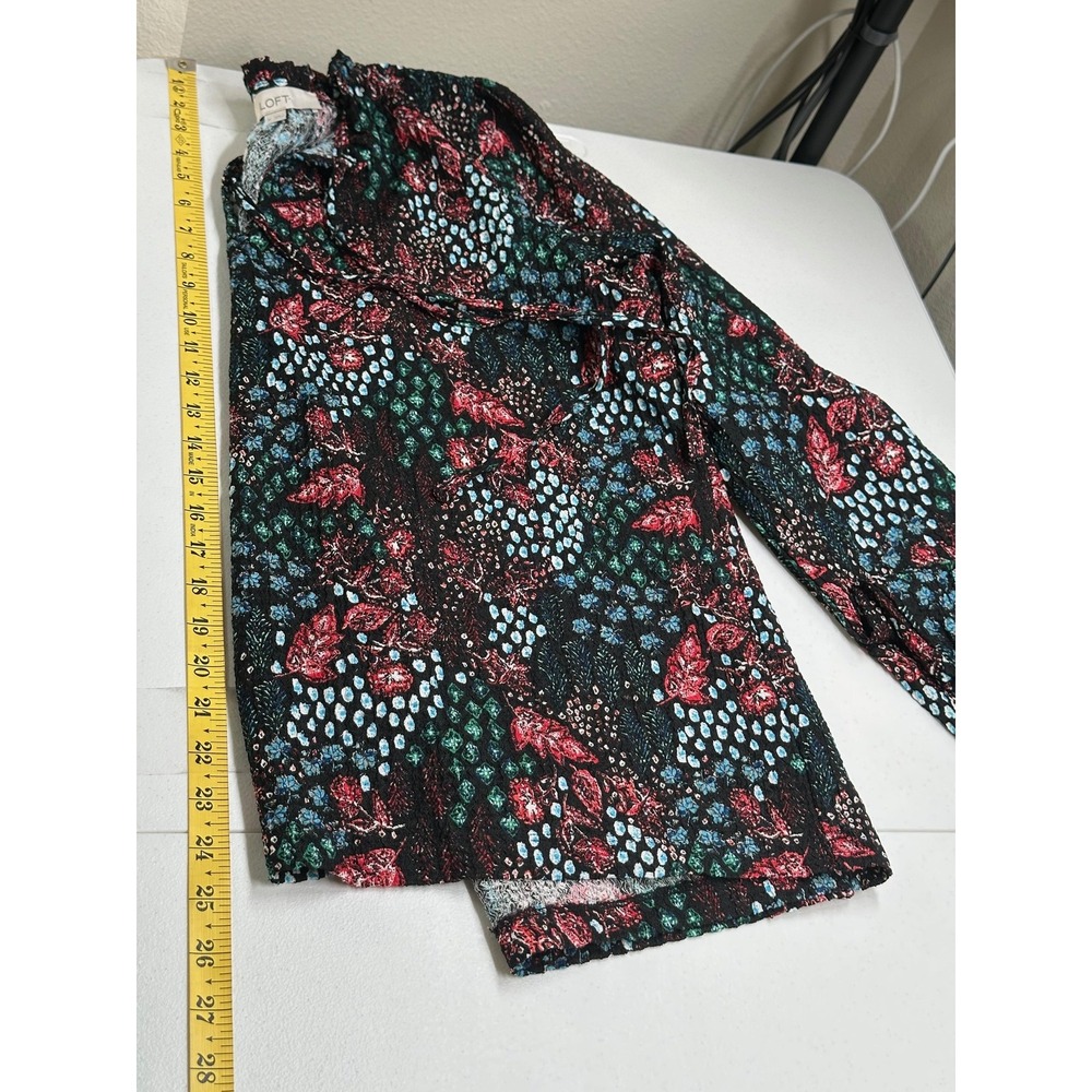 Ann Taylor LOFT Top‎ Womens Medium Black Dark Floral Boho Ruffle V-Neck Textured - Picture 9 of 9